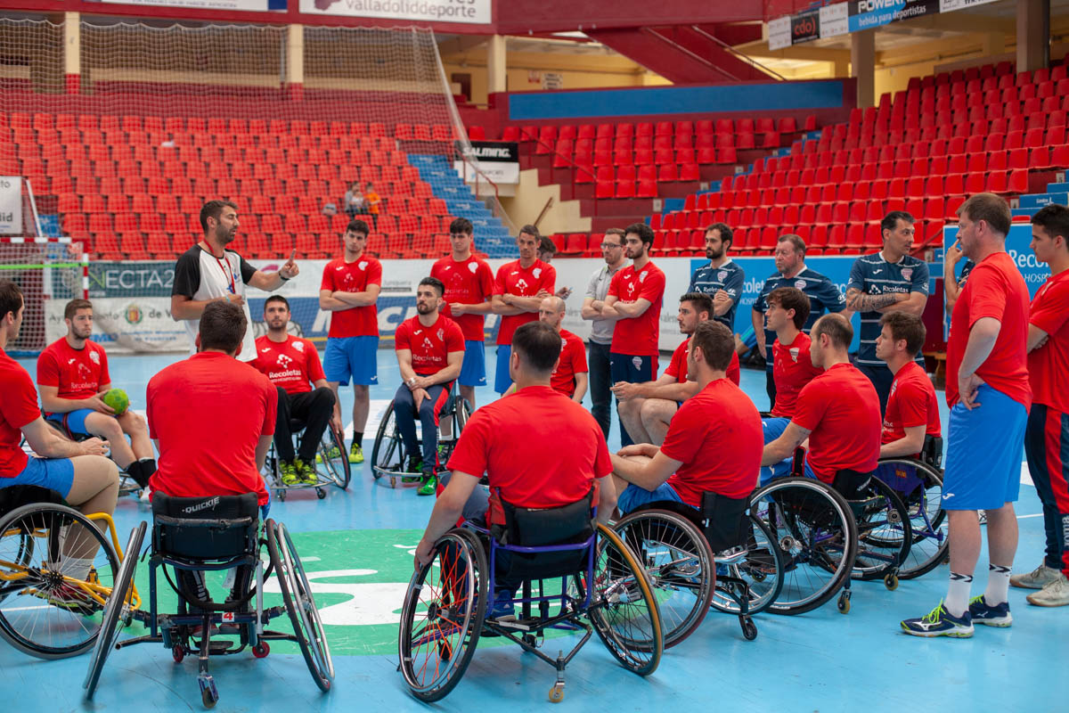 La plantilla cierra los entrenamientos con una sesión de balonmano en silla de ruedas junto a Inclusport Castilla y León
